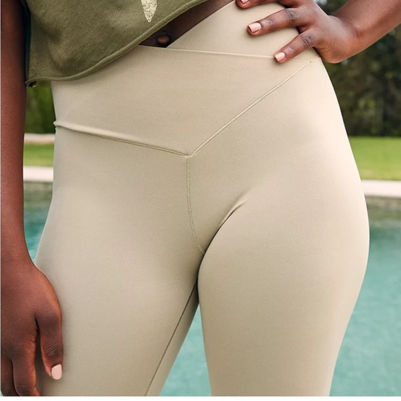 OFFLINE AERIE REAL ME HIGH CROSSOVER
LEGGING - Picture 6 of 9